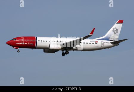 Eine Boeing 737-800 von Norwegian mit Schwanz, die der Opernsängerin Jenny Lind gewidmet ist, kommt am Flughafen London Gatwick an Stockfoto