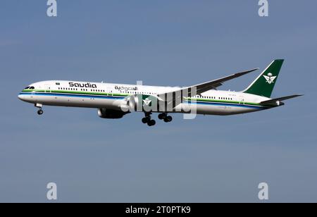 Eine Boeing 787-10 Dreamliner von Saudi Arabian Airlines kommt am Flughafen London Gatwick an Stockfoto