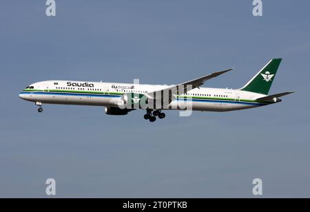 Eine Boeing 787-10 Dreamliner von Saudi Arabian Airlines kommt am Flughafen London Gatwick an Stockfoto