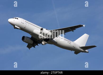 Ein Airbus A320, der von Avion Express für British Airways betrieben wird, startet am Flughafen London Gatwick Stockfoto