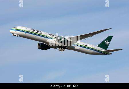Ein Boeing 787-10 Dreamliner in Saudi Arabian Airlines startet am Flughafen London Gatwick Stockfoto