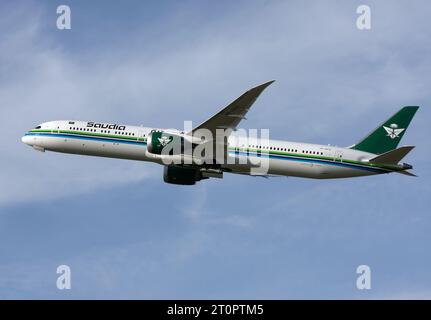 Ein Boeing 787-10 Dreamliner in Saudi Arabian Airlines startet am Flughafen London Gatwick Stockfoto