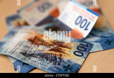 Mehrere Geldscheine, Währung in Schweizer Franken, Wert jeweils 100 Schweizer Franken SFr. Mehrere Geldscheine, Währung in Schweizer Franken, Wert jeweils 100 Schweizer Franken SFr. *** Mehrere Banknoten, Währung in Schweizer Franken, Wert 100 Schweizer Franken SFr je mehrere Banknoten, Währung in Schweizer Franken, Wert 100 Schweizer Franken SFr je Kredit: Imago/Alamy Live News Stockfoto