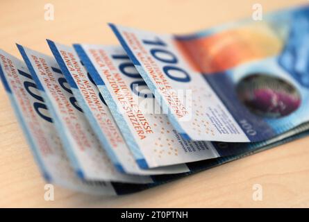 Mehrere Geldscheine, Währung in Schweizer Franken, Wert jeweils 100 Schweizer Franken SFr. Mehrere Geldscheine, Währung in Schweizer Franken, Wert jeweils 100 Schweizer Franken SFr. *** Mehrere Banknoten, Währung in Schweizer Franken, Wert 100 Schweizer Franken SFr je mehrere Banknoten, Währung in Schweizer Franken, Wert 100 Schweizer Franken SFr je Kredit: Imago/Alamy Live News Stockfoto