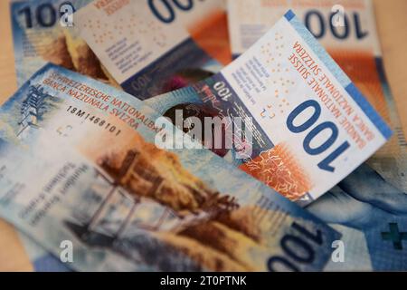 Mehrere Geldscheine, Währung in Schweizer Franken, Wert jeweils 100 Schweizer Franken SFr. Mehrere Geldscheine, Währung in Schweizer Franken, Wert jeweils 100 Schweizer Franken SFr. *** Mehrere Banknoten, Währung in Schweizer Franken, Wert 100 Schweizer Franken SFr je mehrere Banknoten, Währung in Schweizer Franken, Wert 100 Schweizer Franken SFr je Kredit: Imago/Alamy Live News Stockfoto