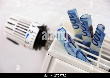 Geldnoten, Währung in Schweizer Franken SFr auf einem Heizkörper. Symbolbild. Geldnoten, Währung in Schweizer Franken SFr auf einem Heizkörper. Symbolbild. *** Geldscheine, Währung in Schweizer Franken SFr auf einem Heizkörper Icon Bild Geldscheine, Währung in Schweizer Franken SFr auf einem Heizkörper Icon Bild Credit: Imago/Alamy Live News Stockfoto