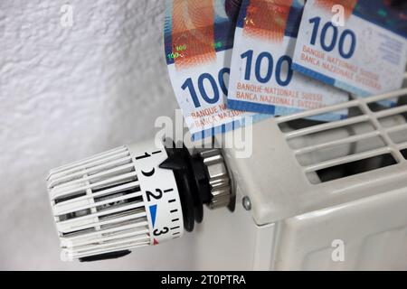 Geldnoten, Währung in Schweizer Franken SFr auf einem Heizkörper. Symbolbild. Geldnoten, Währung in Schweizer Franken SFr auf einem Heizkörper. Symbolbild. *** Geldscheine, Währung in Schweizer Franken SFr auf einem Heizkörper Icon Bild Geldscheine, Währung in Schweizer Franken SFr auf einem Heizkörper Icon Bild Credit: Imago/Alamy Live News Stockfoto