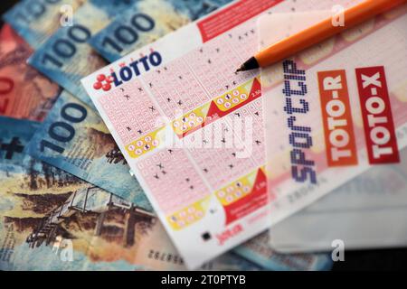 Lottoschein mit Geldnoten in Schweizer Franken SFr. Symbolbild. Lottoschein mit Geldnoten in Schweizer Franken SFr. Symbolbild. *** Lotterie-Ticket mit Geldscheinen in Schweizer Franken SFr Symbol-Lotterie-Ticket mit Geldscheinen in Schweizer Franken SFr Symbol-Credit: Imago/Alamy Live News Stockfoto