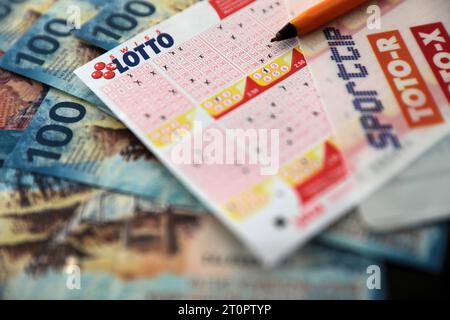 Lottoschein mit Geldnoten in Schweizer Franken SFr. Symbolbild. Lottoschein mit Geldnoten in Schweizer Franken SFr. Symbolbild. *** Lotterie-Ticket mit Geldscheinen in Schweizer Franken SFr Symbol-Lotterie-Ticket mit Geldscheinen in Schweizer Franken SFr Symbol-Credit: Imago/Alamy Live News Stockfoto