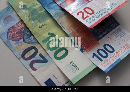 Geldnoten, Währung in Schweizer Franken SFr und Euro im Wert von jeweils 100 und 20. Symbolbild. Geldnoten, Währung in Schweizer Franken SFr und Euro im Wert von jeweils 100 und 20. *** Geldscheine, Währung in Schweizer Franken SFr und Euro im Wert von 100 bzw. 20 Symbol-Bild Geldscheine, Währung in Schweizer Franken SFr und Euro im Wert von 100 bzw. 20 Credit: Imago/Alamy Live News Stockfoto