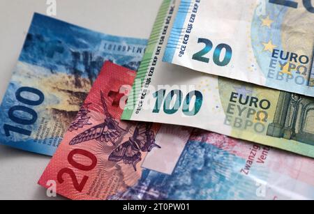 Geldnoten, Währung in Schweizer Franken SFr und Euro im Wert von jeweils 100 und 20. Symbolbild. Geldnoten, Währung in Schweizer Franken SFr und Euro im Wert von jeweils 100 und 20. *** Geldscheine, Währung in Schweizer Franken SFr und Euro im Wert von 100 bzw. 20 Symbol-Bild Geldscheine, Währung in Schweizer Franken SFr und Euro im Wert von 100 bzw. 20 Credit: Imago/Alamy Live News Stockfoto