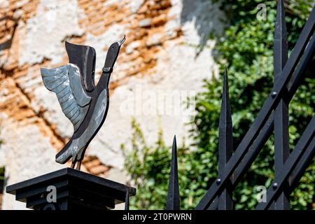 Schmiedeeiserne, alte, dekorative Zäune mit einer Metallente verziert Stockfoto