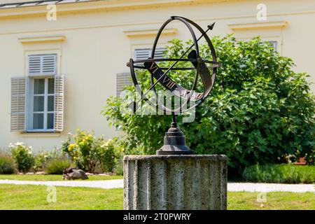 Alte schwarze Sonnenuhr aus Eisen mit römischen Ziffern Stockfoto