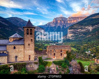 Torla-Ordesa bei Sonnenuntergang und der Nationalpark Ordesa & Monte Perdido in den pyrenäen Spanien Stockfoto