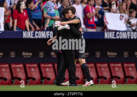 Oktober 2023; Metropolitano Stadium, Madrid, Spanien, spanischer La Liga Fußball, Atletico Madrid gegen Real Sociedad; Diego Pablo Simeone und Jan Oblak von Atletico Stockfoto