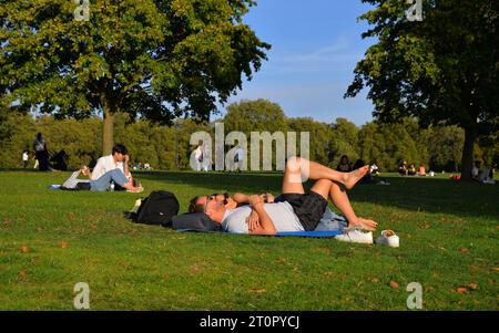 London, Großbritannien. Oktober 2023. Ein Paar genießt die ungewöhnlich warme Sonne im Oktober im Londoner Hyde Park. Oktober 2023. Berechtigungen/Release erteilt. Quelle: Mark York/Alamy Live News Stockfoto