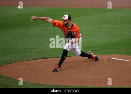 Baltimore, Usa. Oktober 2023. Baltimore Orioles Starting Pitcher Grayson Rodriguez wirft gegen die Texas Rangers im ersten Inning in Spiel zwei einer MLB American League Division Series im Oriole Park in Camden Yards in Baltimore am Sonntag, den 8. Oktober 2023. Foto: Tasos Katopodis/UPI Credit: UPI/Alamy Live News Stockfoto