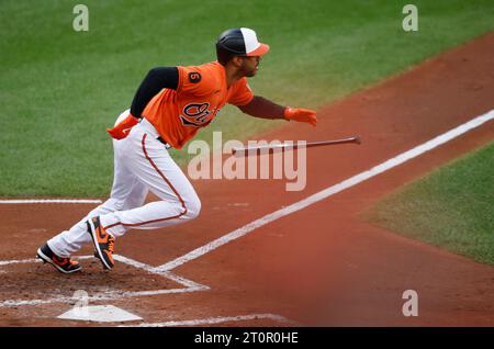 Baltimore, Usa. Oktober 2023. Baltimore Orioles Aaron Hicks macht sich auf den ersten Platz, nachdem er am Sonntag, den 8. Oktober 2023, im ersten Inning gegen die Texas Rangers im Oriole Park in Camden Yards in Baltimore eine Single mit zwei rbi geschlagen hatte. Foto: Tasos Katopodis/UPI Credit: UPI/Alamy Live News Stockfoto