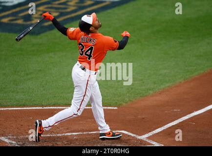 Baltimore, Usa. Oktober 2023. Baltimore Orioles Aaron Hicks trifft eine Single mit zwei rbi im ersten Inning gegen die Texas Rangers im Oriole Park at Camden Yards in Baltimore am Sonntag, den 8. Oktober 2023. Foto: Tasos Katopodis/UPI Credit: UPI/Alamy Live News Stockfoto