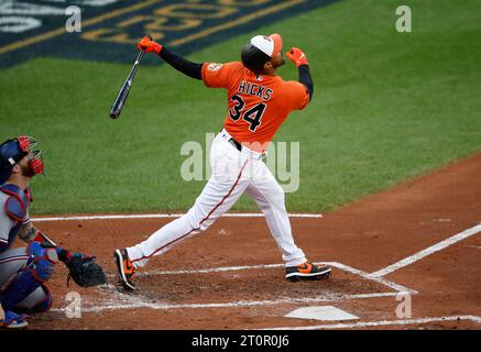 Baltimore, Usa. Oktober 2023. Baltimore Orioles Aaron Hicks trifft eine Single mit zwei rbi im ersten Inning gegen die Texas Rangers im Oriole Park at Camden Yards in Baltimore am Sonntag, den 8. Oktober 2023. Foto: Tasos Katopodis/UPI Credit: UPI/Alamy Live News Stockfoto