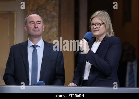 München, Bayern, Deutschland, 08.10.2023: Landtagswahl in Bayern: Hubert Aiwanger, Freie Wähler links, und Katrin Ebner-Steiner, AfD rechts, am Wahlabend im Bayerischen Landtag bei einem gemeinsamen TV-Interview in der ARD. *** München, Bayern, Deutschland, 08 10 2023 Landtagswahl in Bayern Hubert Aiwanger, freie Wähler links, und Katrin Ebner Steiner, AfD rechts, am Wahlabend im Bayerischen Bundestag während eines gemeinsamen TV-Interviews in der ARD Urheberrecht: XdtsxNachrichtenagenturx dts 23619 Credit: Imago/Alamy Live News Stockfoto