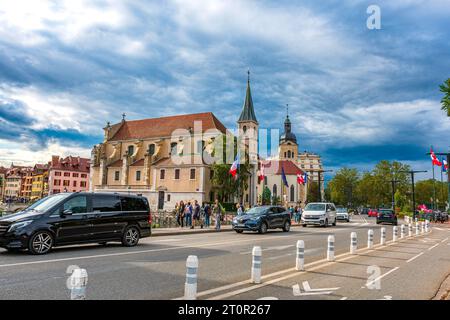 Blick auf die Straße vor der Kirche Eglise Saint Maurice in Annecy, Haute Savoie in Frankreich. Stockfoto