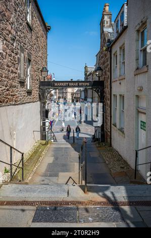 Market Brae tritt Treppen mit Schild in Invergordon, Schottland, vertikaler Schuss Stockfoto