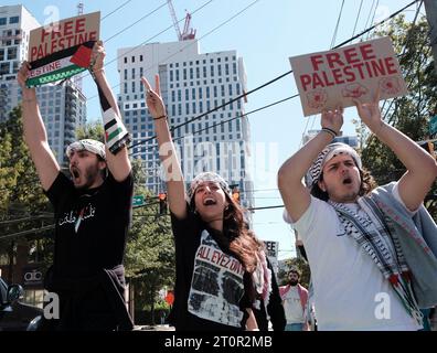 Atlanta, Georgia, USA. Oktober 2023. Die Demonstranten halten Zeichen, die DAS FREIE PALÄSTINA lesen, als eine Gruppe palästinensischer Demonstranten, die sich vor dem israelischen Konsulat in Atlanta nach einer jüngsten Welle der Gewalt im Gazastreifen versammelten. Die Demonstranten fordern das Ende der andauernden israelischen Besetzung palästinensischer Gebiete. (Kreditbild: © John Arthur Brown/ZUMA Press Wire) NUR REDAKTIONELLE VERWENDUNG! Nicht für kommerzielle ZWECKE! Quelle: ZUMA Press, Inc./Alamy Live News Stockfoto