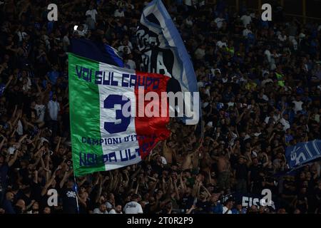 Neapel, Italien. Oktober 2023. Die Fans Napoli feuern beim Fußball-Spiel der Serie A zwischen SSC Napoli und ACF Fiorentina im Diego Armando Maradona Stadion in Neapel (Italien) am 8. Oktober 2023 an. Quelle: Insidefoto di andrea staccioli/Alamy Live News Stockfoto