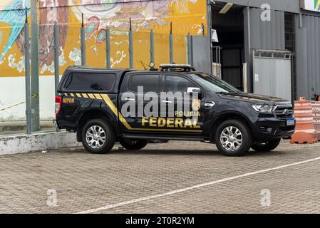 Salvador, Bahia, Brasilien - 08. Oktober 2023: Ford Bundespolizeiwagen parkt am Seehafen der Stadt Salvador, Bahia. Stockfoto