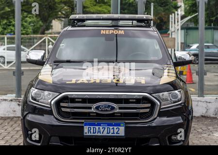 Salvador, Bahia, Brasilien - 08. Oktober 2023: Vorderansicht eines Ford Bundespolizeiwagens, das am Seehafen der Stadt Salvador, Bahia, geparkt wurde. Stockfoto