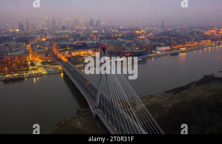 Aus der Vogelperspektive auf der Swietokrzyski-Brücke über die Weichsel. Warschau, Polen Stockfoto
