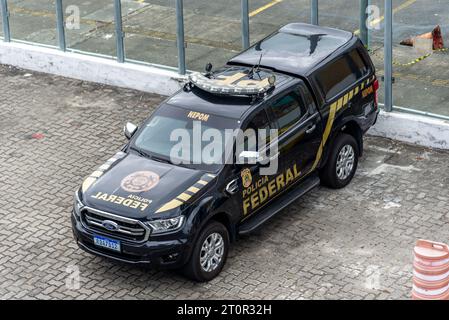 Salvador, Bahia, Brasilien - 08. Oktober 2023: Ford Bundespolizeiwagen parkt am Seehafen der Stadt Salvador, Bahia. Stockfoto