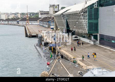 Salvador, Bahia, Brasilien - 08. Oktober 2023: Blick von der Spitze des Seehafens der Stadt Salvador, Bahia. Stockfoto