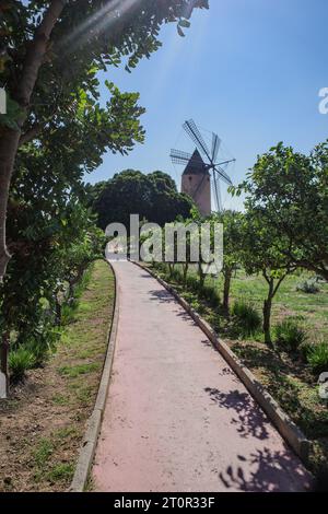 Mallorca, Spanien - 8. Oktober 2023: Traditionelle balearische Windmühle in Santa Ponsa, Mallorca Stockfoto