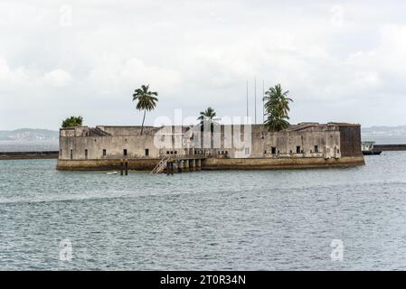 Salvador, Bahia, Brasilien - 08. Oktober 2023: Blick auf die Festung Sao Marcelo im Meer bei Baia de Todos os Santos in Salvador, Bahia. Stockfoto