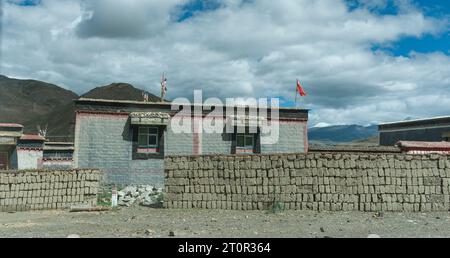 Typische tibetische Häuser entlang der Straße zum Sakya Kloster, Shigatse Präfektur, Tibet, China Stockfoto