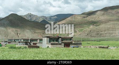 Typische tibetische Häuser entlang der Straße zum Sakya Kloster, Shigatse Präfektur, Tibet, China Stockfoto