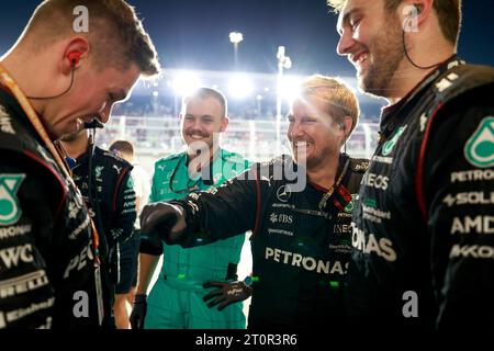 Doha, Katar. Oktober 2023. Mercedes-AMG Petronas F1 Team, F1 Grand Prix von Katar auf dem Lusail International Circuit am 8. Oktober 2023 in Doha, Katar. (Foto von HOCH ZWEI) Credit: dpa/Alamy Live News Stockfoto