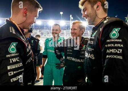 Doha, Katar. Oktober 2023. Mercedes-AMG Petronas F1 Team, F1 Grand Prix von Katar auf dem Lusail International Circuit am 8. Oktober 2023 in Doha, Katar. (Foto von HOCH ZWEI) Credit: dpa/Alamy Live News Stockfoto