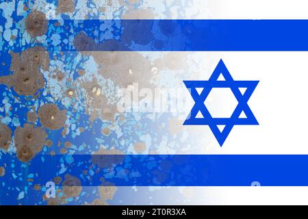 Blaues Metallblech mit Einschusslöchern auf dem Hintergrund der israelischen Flagge. Israelisch-palästinensischer Konflikt. Terror der Zivilisten Stockfoto