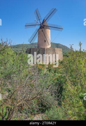 Mallorca, Spanien - 8. Oktober 2023: Traditionelle balearische Windmühle in Santa Ponsa, Mallorca Stockfoto