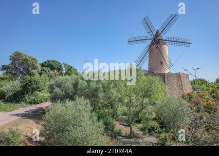 Mallorca, Spanien - 8. Oktober 2023: Traditionelle balearische Windmühle in Santa Ponsa, Mallorca Stockfoto