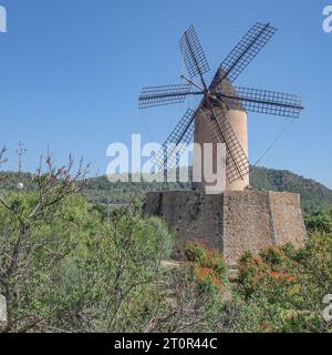 Mallorca, Spanien - 8. Oktober 2023: Traditionelle balearische Windmühle in Santa Ponsa, Mallorca Stockfoto