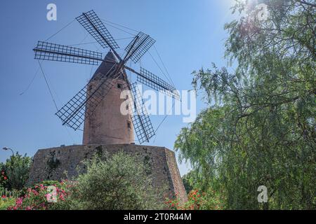 Mallorca, Spanien - 8. Oktober 2023: Traditionelle balearische Windmühle in Santa Ponsa, Mallorca Stockfoto