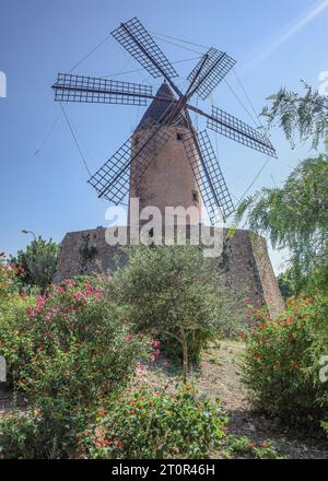 Mallorca, Spanien - 8. Oktober 2023: Traditionelle balearische Windmühle in Santa Ponsa, Mallorca Stockfoto