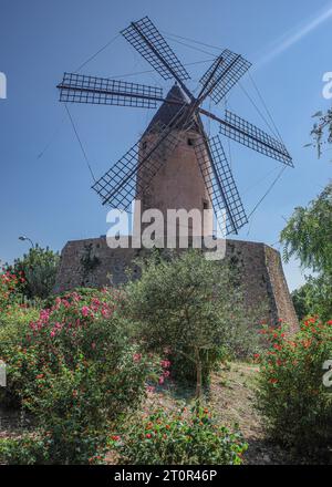 Mallorca, Spanien - 8. Oktober 2023: Traditionelle balearische Windmühle in Santa Ponsa, Mallorca Stockfoto