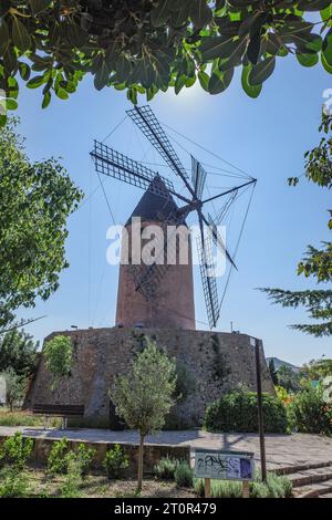 Mallorca, Spanien - 8. Oktober 2023: Traditionelle balearische Windmühle in Santa Ponsa, Mallorca Stockfoto