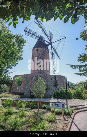 Mallorca, Spanien - 8. Oktober 2023: Traditionelle balearische Windmühle in Santa Ponsa, Mallorca Stockfoto