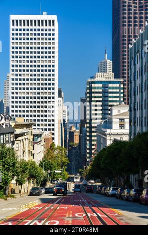 Klassischer Blick auf die Innenstadt von San Francisco von der California Street, USA Stockfoto